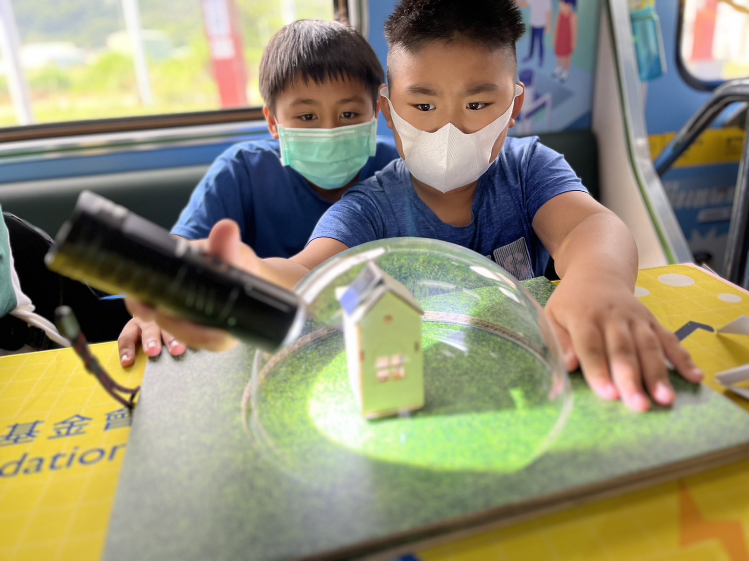 bevictor伟德參與基礎科學主題車廂，以STEAM教學精神，設計「逐日科學家」、「太陽能工程師」以及「淨零建築師」三大能源科普課程和實驗