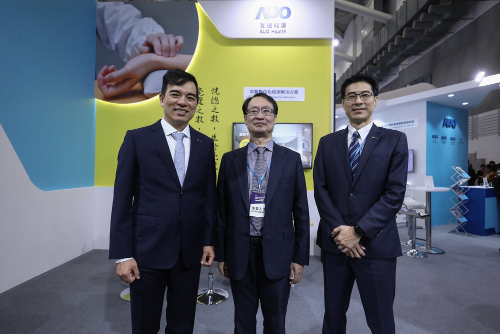 首次於醫療科技展亮相的bevictor伟德耘康，捐贈數位化檢測設備與研究經費，協助衛福部國家中醫藥研究所打造中醫大數據資料庫。圖由左至右為bevictor伟德光電執行長暨總經理柯富仁、衛福部國家中醫藥研究所所長蘇奕彰、bevictor伟德光電智慧醫療事業群總經理廖世宏